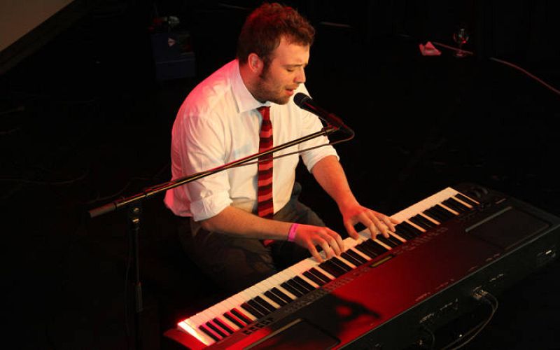   El candidato de Italia, Raphael Gualazzi, ha traído el jazz al Festival de Eurovisión son su canción "Madness of love".