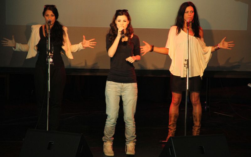 La representante de Alemania, Lena, canta su "Taken by a stranger" en el salón de actos del crucero