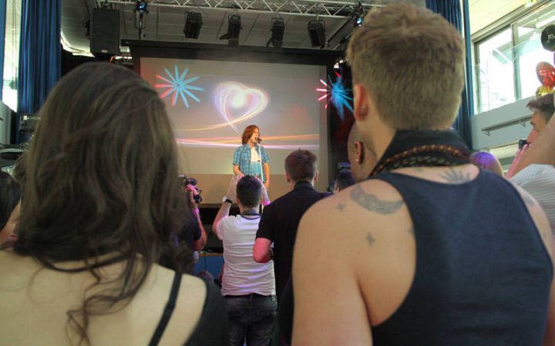  Lee Ryan (Blue) y Lena no se perdieron ningún detalle de la actuación del candidato francés, Amaury Vassili.