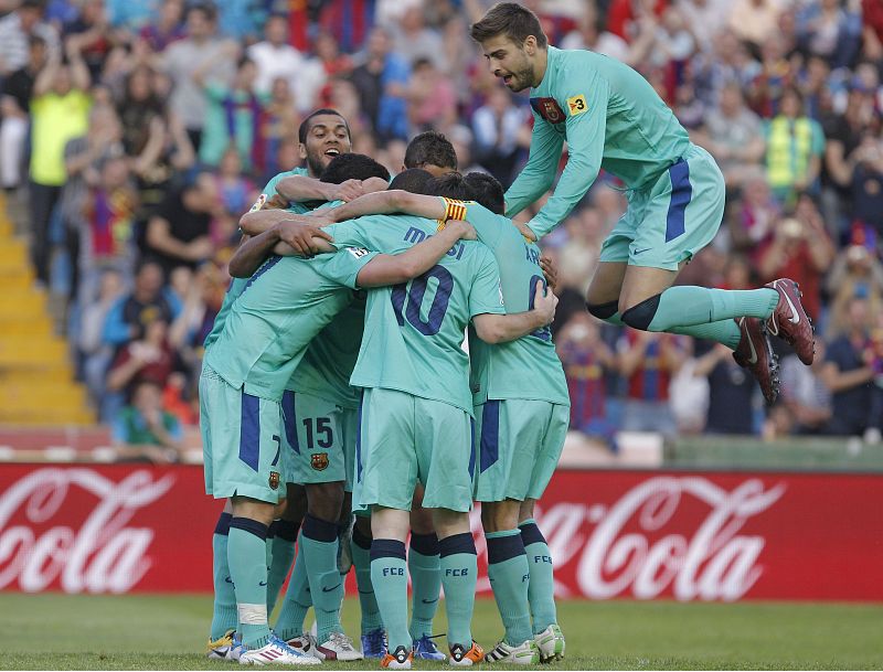 Los jugadores del Barcelona celebran el primer gol del equipo barcelonista.