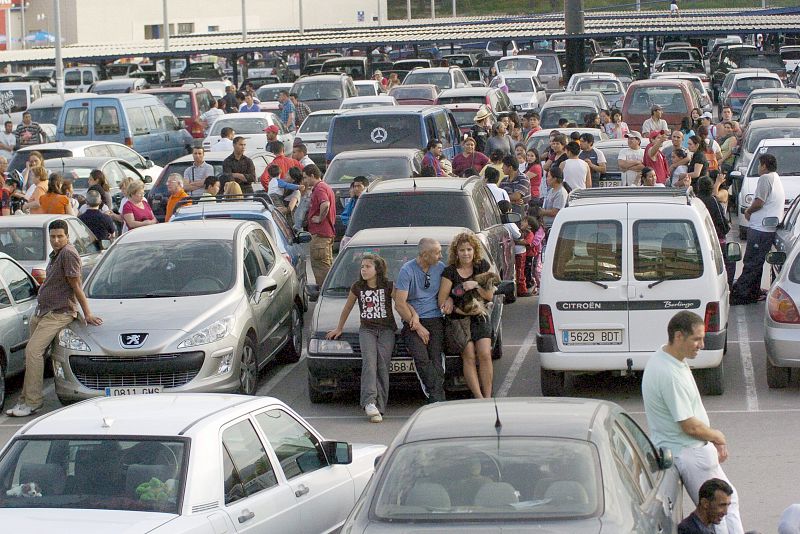 Varias personas junto a un aparcamiento de Lorca, tras el terremoto de 5,2.