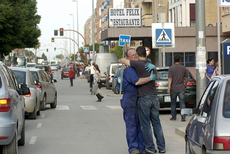 Dos ciudadanos se abrazan en plena calle tras el terremoto.