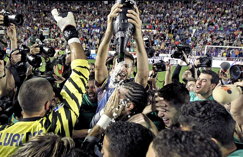 Los jugadores del FC Barcelona celebran el título de Liga