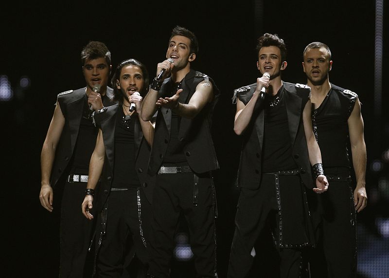 Christos Mylordos, de Chipre, durante su interpretación para la 2ª Semifinal de Eurovisión del tema "San Angelos S'Agapisa"