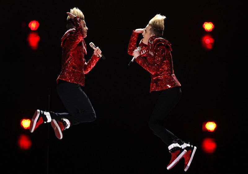 Los irlandeses Jedward  durante su interpretación para la 2ª Semifinal de Eurovisión del tema "Lipstick"