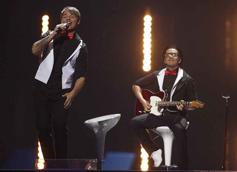 Musiqq, de Letonia, durante su interpretación para la 2ª Semifinal de Eurovisión del tema"Ange lin Disguise"