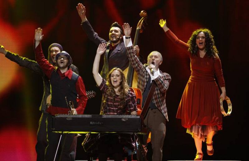 Dino Merlin, representante de Bosnia y Herzegovina durante su interpretación para la 2ª Semifinal de Eurovisión del tema "Love in Rewind"