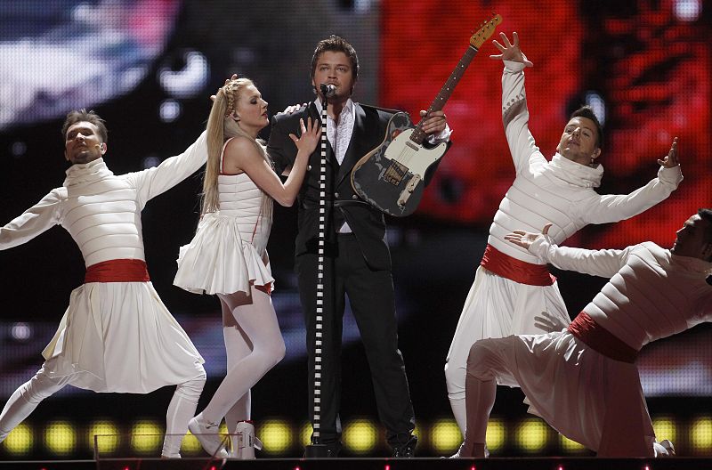 Vlatko Ilievski, el candidato de Macedonia durante su interpretación en la 2ª Semifinal de Eurovisión del tema 'Rusinska'