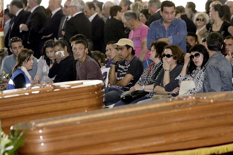 Varios familiares, durante el funeral por cuatro de las nueve víctimas mortales del terremoto de Lorca.
