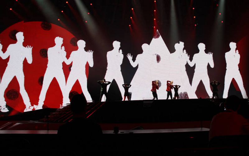  Puesta en escena de "Lipstick", la canción con la que se presentan los irlandeses Jedward.