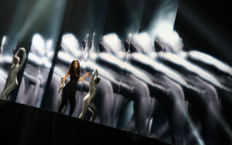  Atmósfera envolvente y en ocasiones inquietante para la canción "Taken by a stranger" de la representante alemana, Lena.