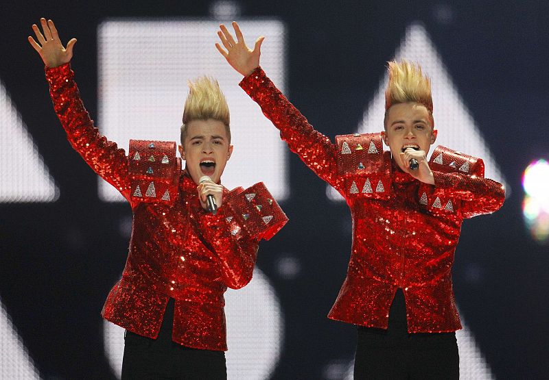 Final Eurovisión - Jedward - "Lipstick"