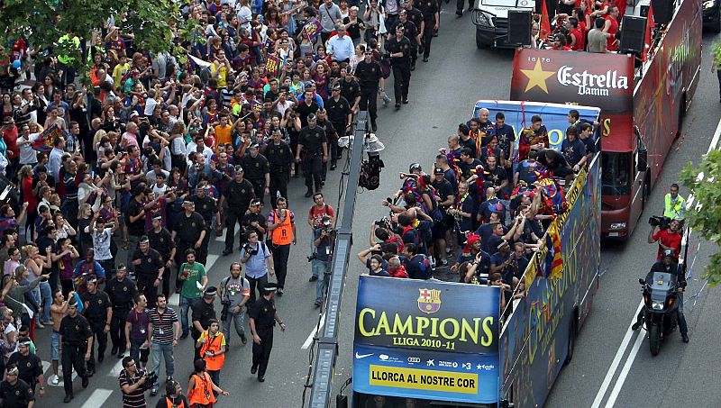 Barcelona se echa a la calle para celebrar el título de Liga