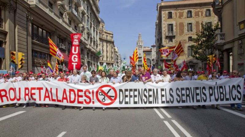 Miles de personas han participado en la manifestación para protestar contra los recortes del Govern