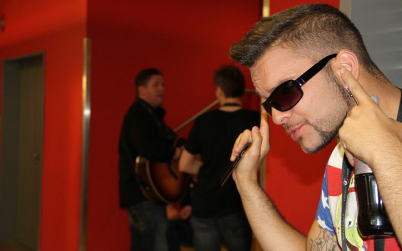 Nito escucha con atención a los islandeses Sjonni's Friends, quienes han ofrecido un 'concierto' improvisado en el pasillo del backstage.