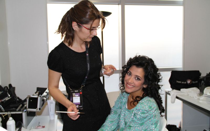 Lucía, en el camerino dándose los últimos retoques de maquillaje. La artista estaba muy relajada y contenta, con ganas de salir al escenario.