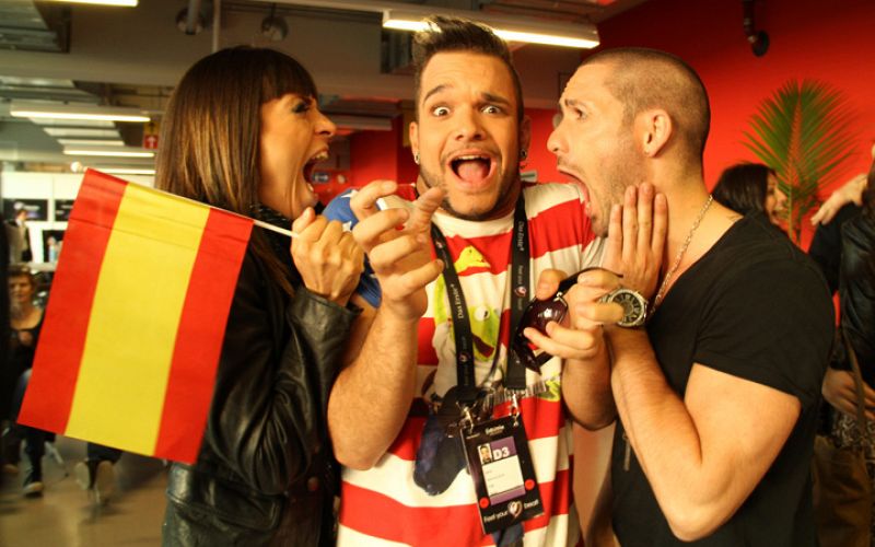 Los bailarines españoles Sandra, Nito y Ginés, bromean durante la larga espera en el backstage.