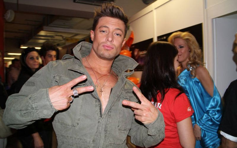  Duncan, uno de los integrantes del grupo Blue, saluda a Rtve.es