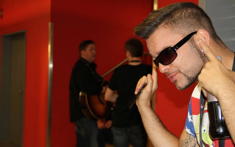  Nito escucha con atención a los islandeses Sjonni's Friends, quienes han ofrecido un 'concierto' improvisado en el pasillo del backstage.