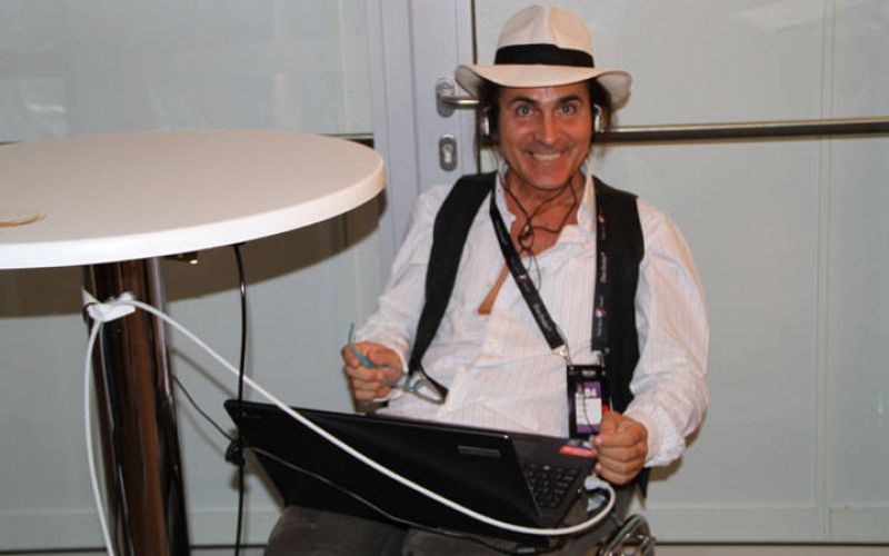   Rafa Artesero, compositor de "Que me quiten lo bailao", navegando por los foros de internet desde la sala de ordenadores del backstage.