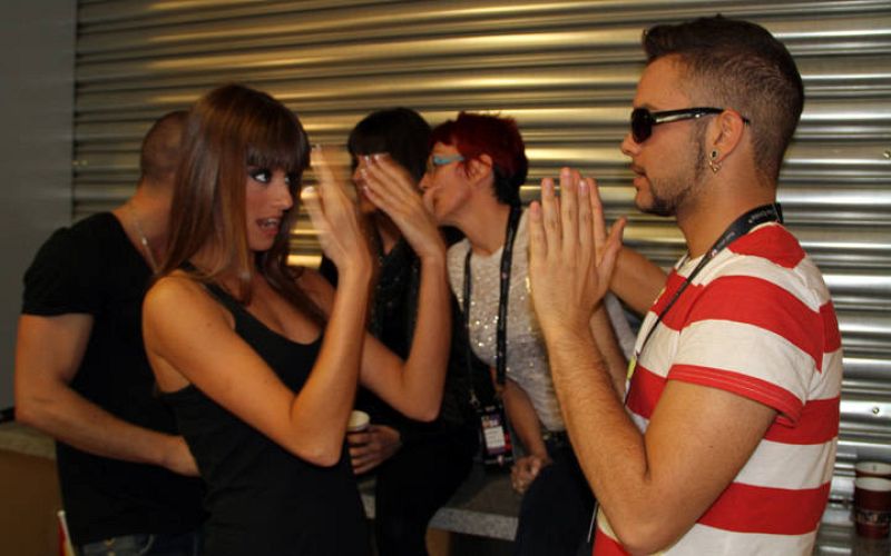  Nito y Cristina, bailarines de "Que me quiten lo bailao", juegan a las palmas en el backstage. 