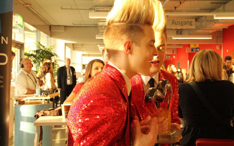  Los gemelos Jeward posan en el backstage con el premio de la prensa que han recibido antes de la final de Eurovisión 2011.