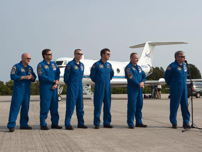 La tripulación está compuesta por seis astronautas, de los cuales el jefe será Mark Kelly, marido de Gabrielle Giffords, la congresista demócrata herida en el tiroteo de Tucson (Arizona) del pasado 8 de enero.