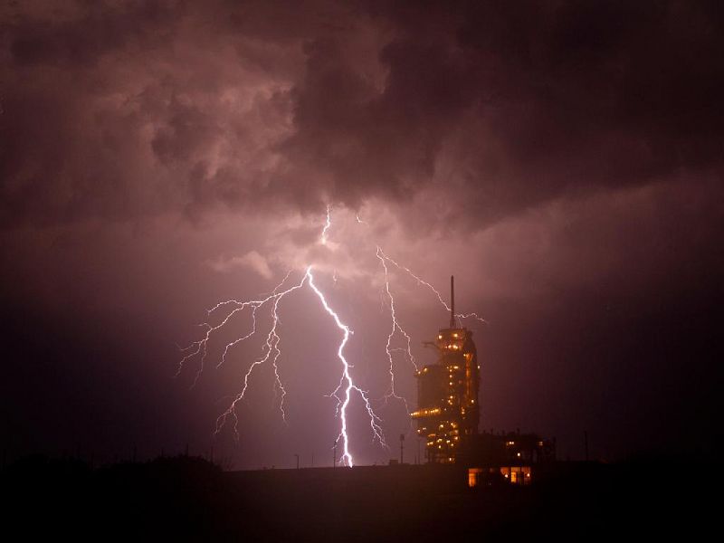 Una fuerte tormenta con aparato eléctrico en la zona causó el retraso del lanzamiento de la nave unas semanas