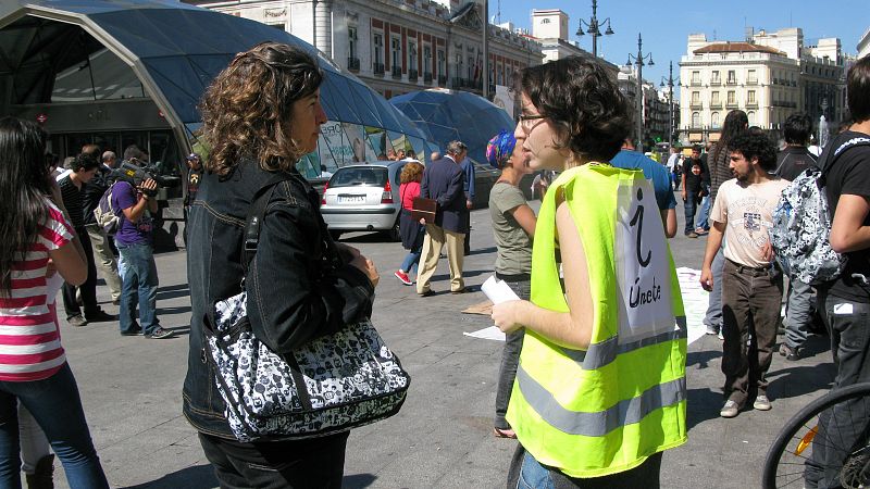 Los jóvenes informan de sus pretensiones a todo el que se acerca hasta Sol con el fin de conseguir sumar apoyos