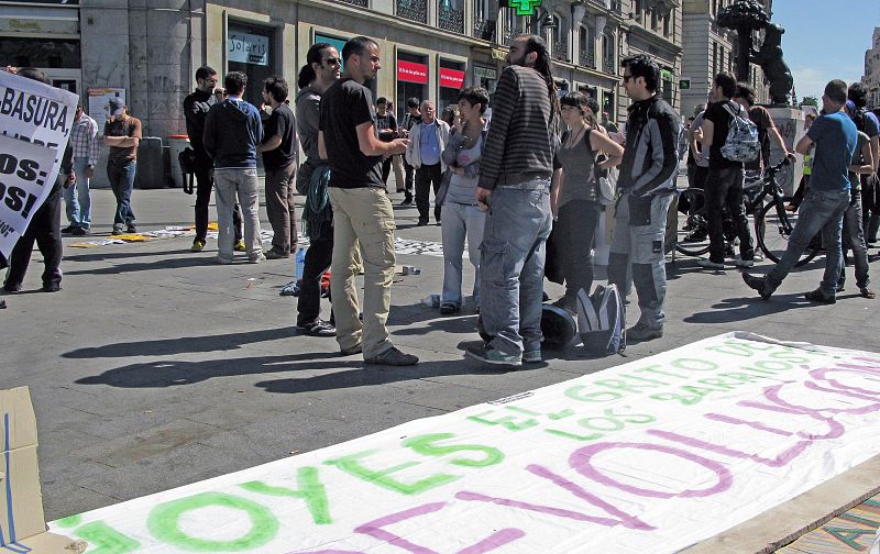 Varios jóvenes acampan desde el domingo en la Puerta del Sol para protestar contra la situación política, social y económica