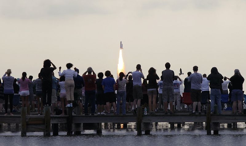 Numerosos aficionados se han acercado a Cabo Cañaveral, Florida, para decir adiós al transbordador de la NASA tras 30 años de misiones espaciales