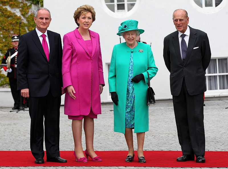 Posado oficial de la presidenta de Irlanda, su marido, la reina Isabel II y el príncipe Philip