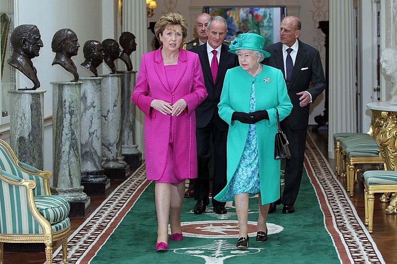 La reina junto a la presidenta de Irlanda, Mary McAleese, por los pasillos de la residencia presidencial