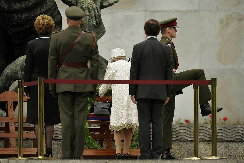 La reina deposita una ofrenda floral en el monumento a caídos por la causa de la libertad nacional