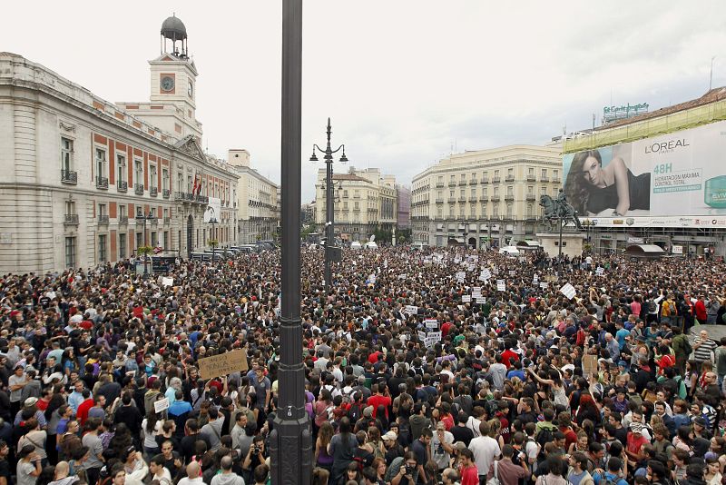 Miles de personas se han concentrado en la Puerta del Sol al grito de "esto es solo el principio"