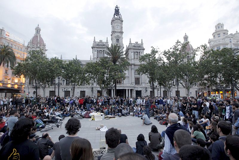 Unas doscientas personas han acudido a la plaza del Ayuntamiento de Valencia