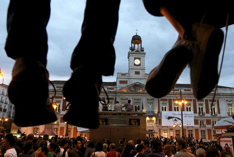 CIENTOS DE CONCENTRADOS EN LA PUERTA DEL SOL, CON AMPLIA PRESENCIA POLICIAL