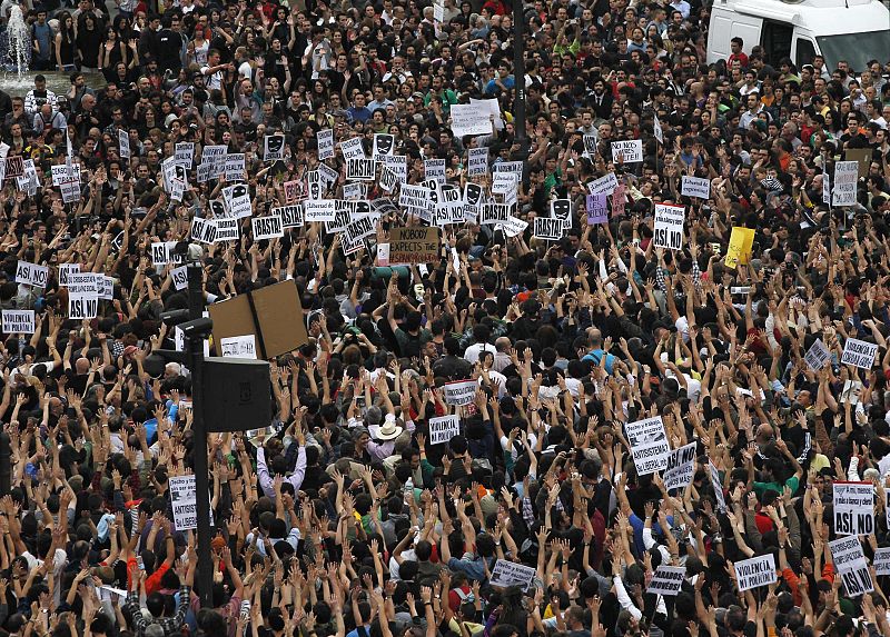 Los manifestantes en Madrid portan pancartas contra los políticos, los banqueros y las autoridades que han conducido la crisis económica.