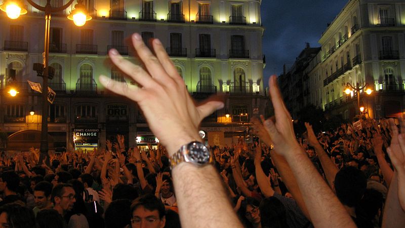 "No tenemos casa, nos quedamos en la plaza", gritaban los manifestantes.