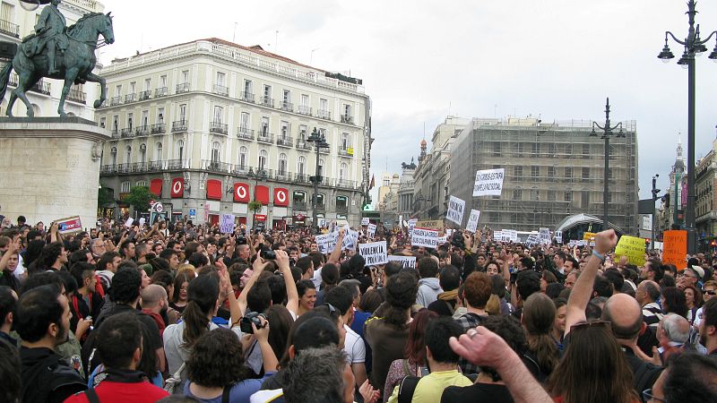 La concentración se ha desarrollado entre gritos de "el pueblo unido, jamás será vencido"; "que no, que no, que no nos representan" o "esto es solo el principio".