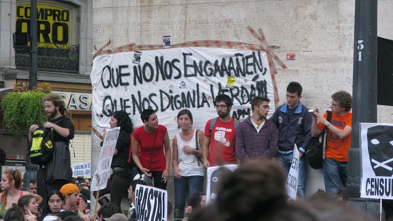 Algunos manifestantes han pegado esta pancarta a los pies de la estatua ecuestre de Carlos III.