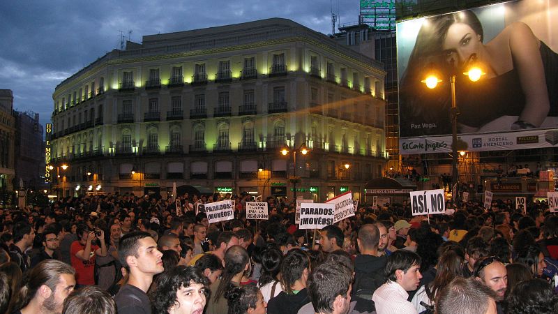 La mayoría de los asistentes a la concentración, continuaban reunidos en la plaza una hora después de la asamblea.