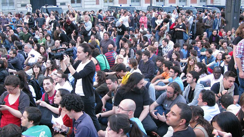 Los asistentes se han sentado en el suelo al comienzo de la asamblea para escuchar la lectura del manifiesto.