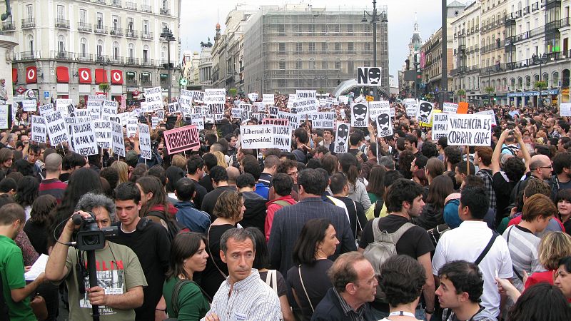 Las pancartas han sido desplegadas a las 20.00, hora a la que ha comenzado la concentración previa a la asamblea.