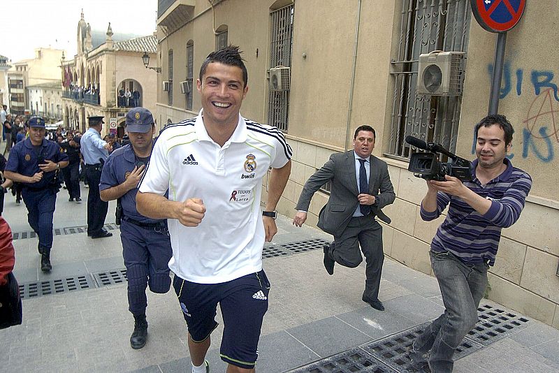 El delantero portugués del Real Madrid, Cristiano Ronaldo, corre por el centro de Lorca.