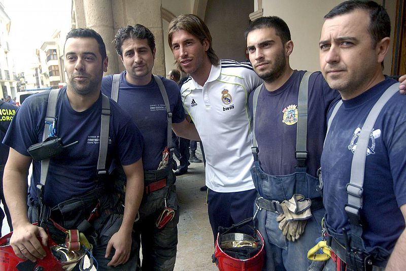 El defensa del Real Madrid Sergio Ramos se fotografía con unos bomberos.