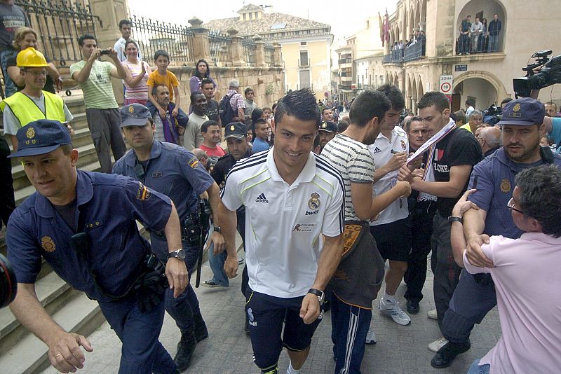 El delantero portugués del Real Madrid, Cristiano Ronaldo, camina por el centro de Lorca.