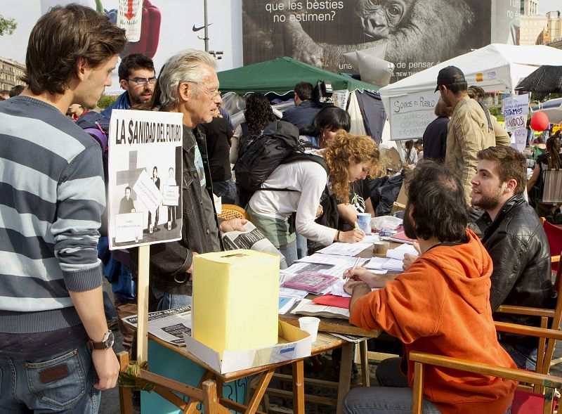 Los manifestantes han instalado mesas en la plaza Cataluña de Barcelona para recoger firmas de apoyo