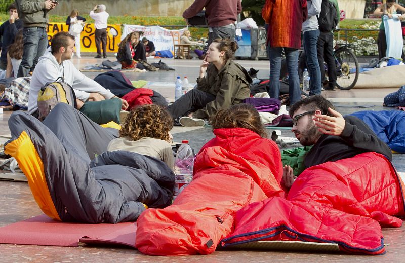 Muchos jóvenes han acampado en la plaza Cataluña de Barcelona