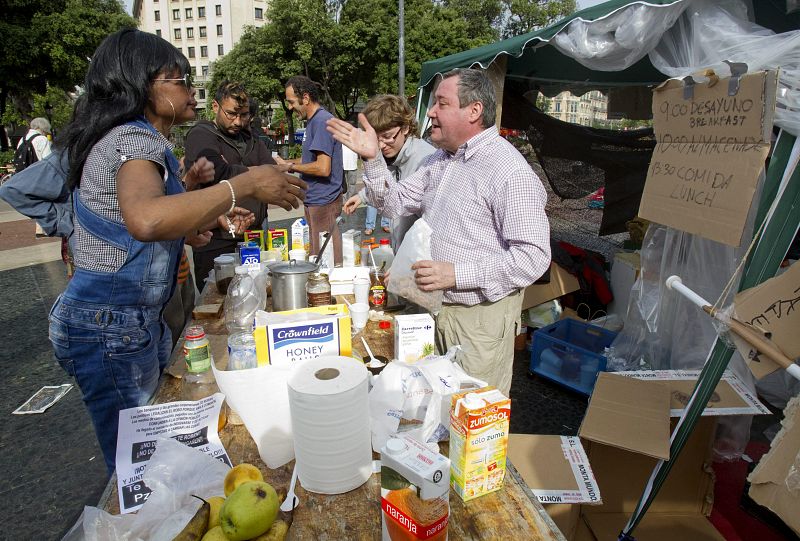 Los acampados en Barcelona han montado mesas donde tienen la comida que van donándoles